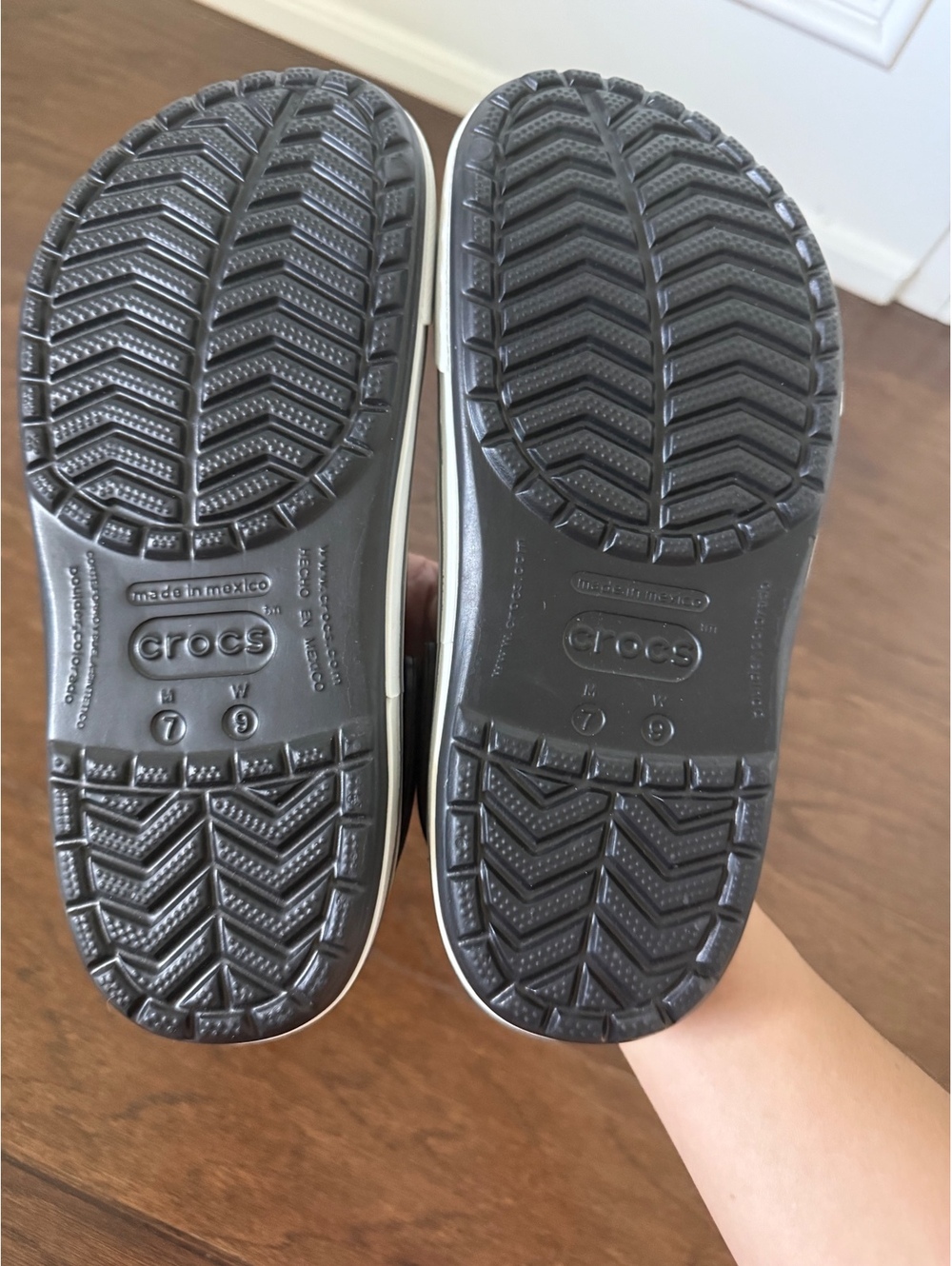 NWOT Crocs Crocband Clogs Sandals Shoes Black White Unisex Mens 7 Womens 9 - Picture 5 of 5